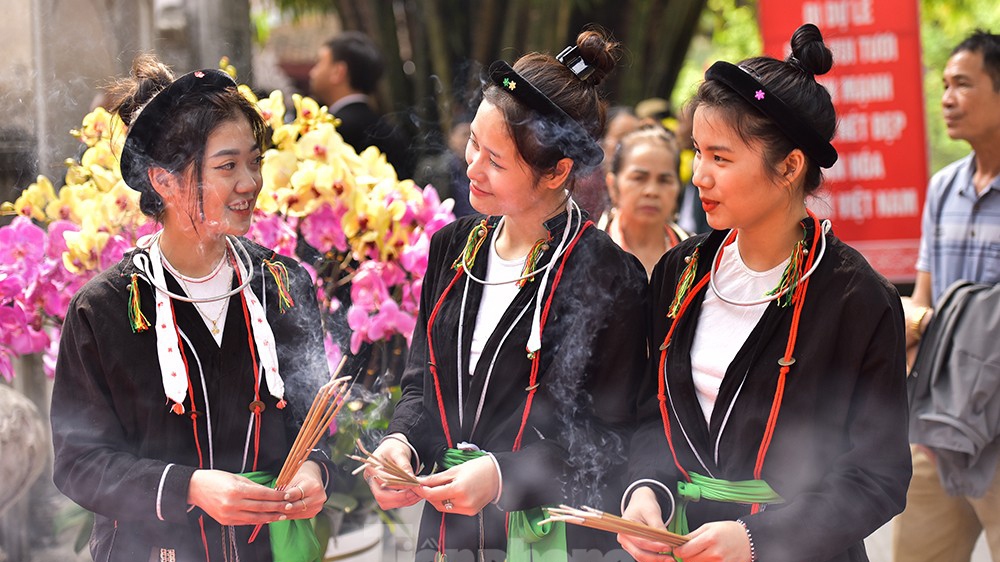 Thousands of pilgrims flock to Tay Thien festival in Vinh Phuc province